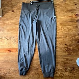 Vuori Daily jogger in oregano (olive green) XL excellent, like new condition